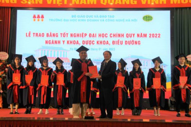 Đại học Kinh doanh và Công nghệ Hà Nội trao bằng tốt nghiệp cho sinh viên khối Sức khỏe
