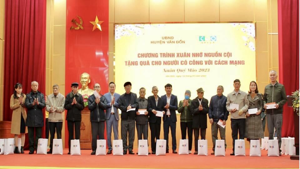 Tập đoàn CEO thăm hỏi và tặng quà người có công với cách mạng trên địa bàn huyện Vân Đồn