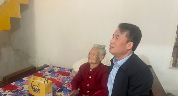 Tổng Giám đốc Nguyễn Thế Mạnh tặng quà Tết cho người có hoàn cảnh khó khăn tại Hưng Yên