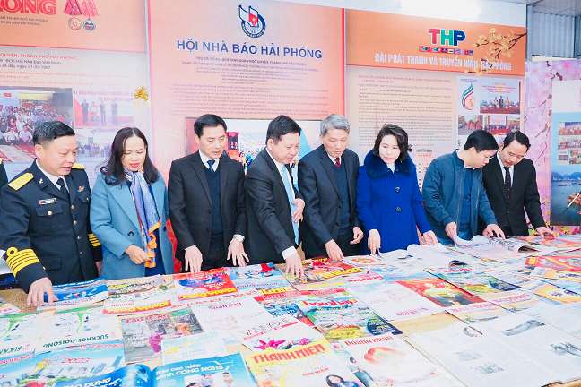 Trưng bày ảnh thành tựu  kinh tế - xã hội thành phố Hải Phòng năm 2022.