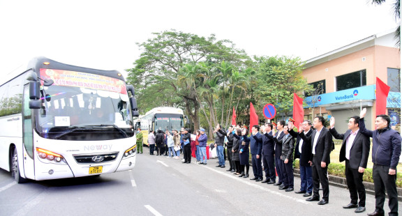Công đoàn Thủ đô đưa công nhân về quê đón Tết trên những chuyến xe nghĩa tình