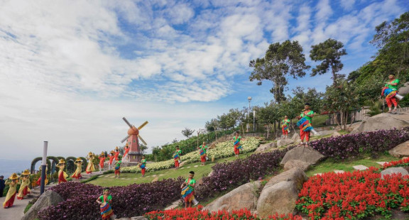 Khám phá “thiên đường” ánh sáng nghệ thuật hiện đại nhất Việt Nam trên đỉnh núi Bà Đen