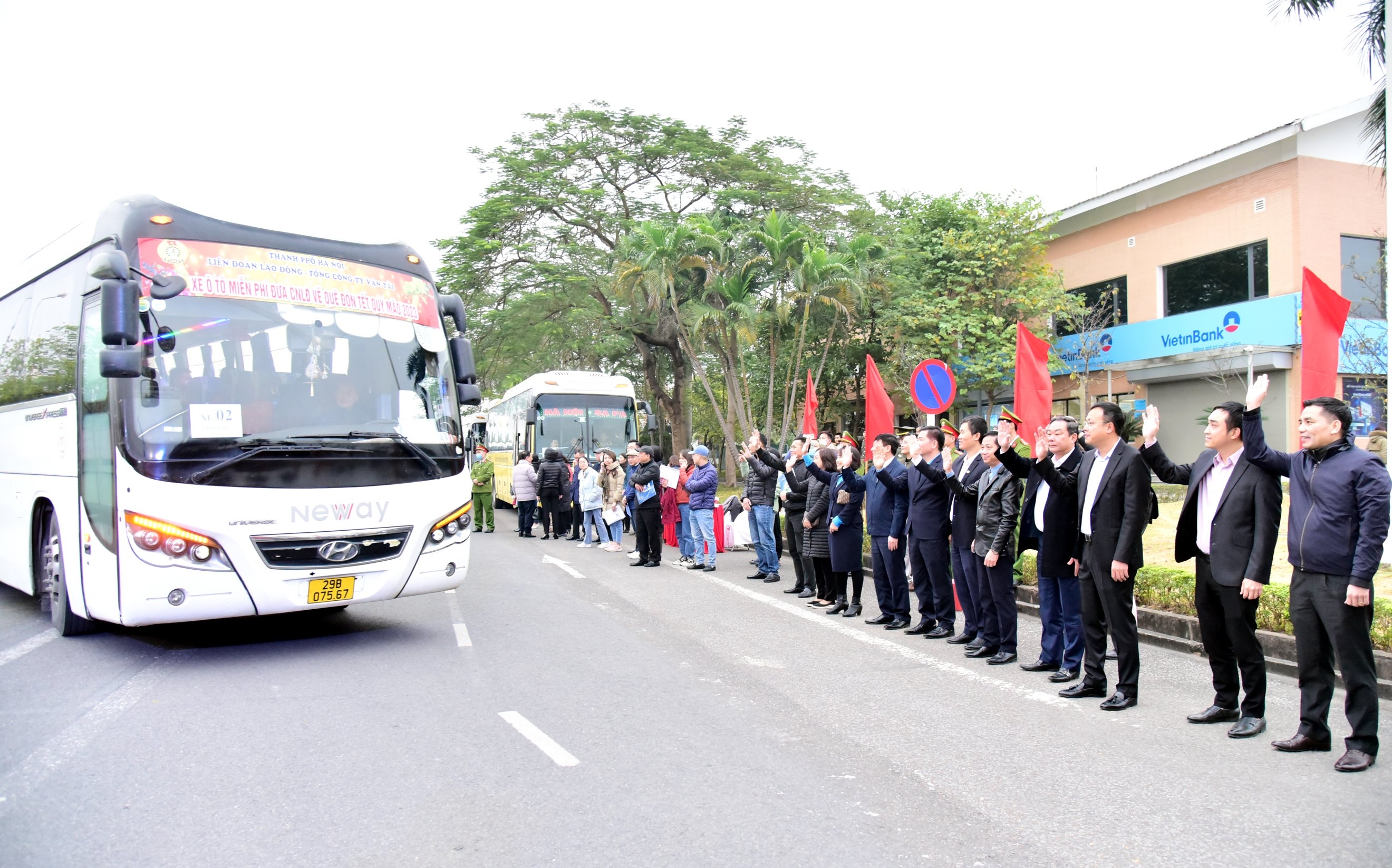 Công đoàn Thủ đô đưa công nhân về quê đón Tết trên những chuyến xe nghĩa tình