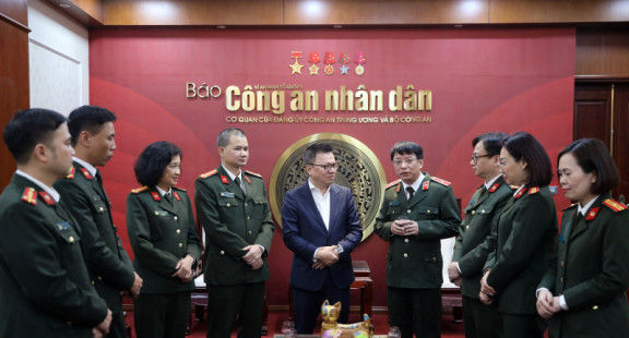Đồng chí Lê Quốc Minh thăm, chúc mừng Báo Công an nhân dân