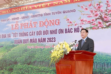 Chủ tịch Quốc hội Vương Đình Huệ dự lễ phát động thi đua và Tết trồng cây tại Tuyên Quang