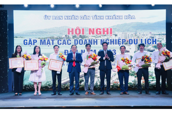 Khánh Hòa đối thoại cùng doanh nghiệp du lịch, xác định mục tiêu chung năm 2023