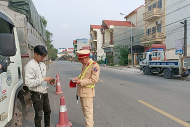 Nam Định tăng cường công tác kiểm soát tải trọng phương tiện giao thông( TIN VỀ LĨNH VỰC GIAO THÔNG NÊN HẠN CHẾ)