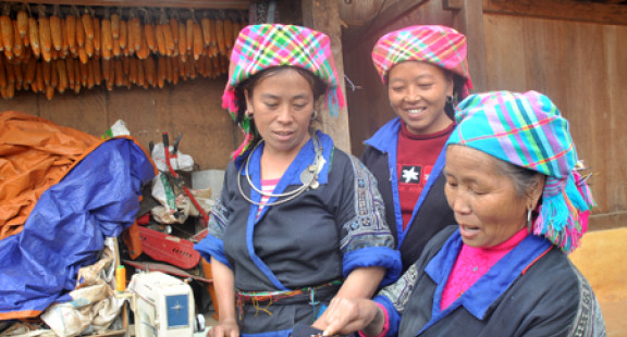 Hình ảnh cuộc sống “đa màu” của phụ nữ Mông vùng cao Mù Cang Chải
