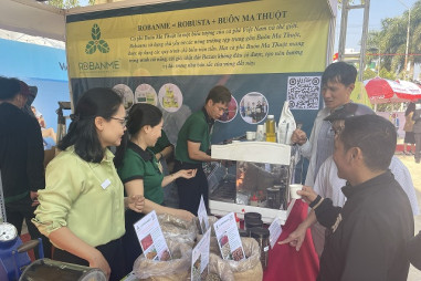 Đông đảo du khách thưởng thức cà phê miễn phí dịp Lễ hội Cà phê Buôn Ma Thuột