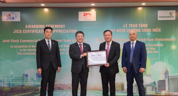Vietcombank được JICA trao tặng kỷ niệm chương cống hiến