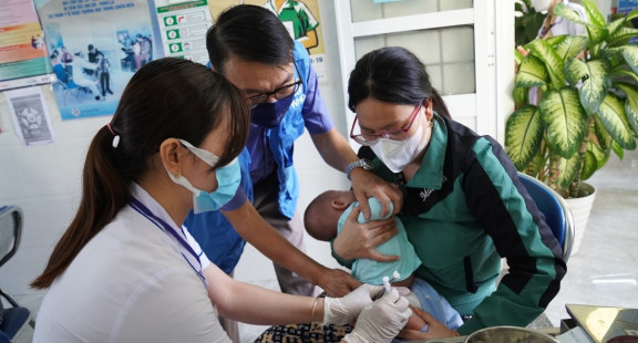 WHO và UNICEF khuyến khích các nỗ lực tại Việt Nam để bắt kịp chương trình tiêm chủng định kỳ cho trẻ em
