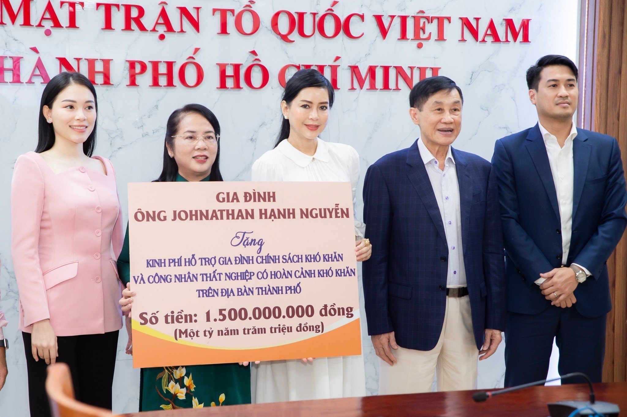 TP.HCM trao quà cho công nhân mất việc từ tiền hỗ trợ của gia đình ông Johnathan Hạnh Nguyễn