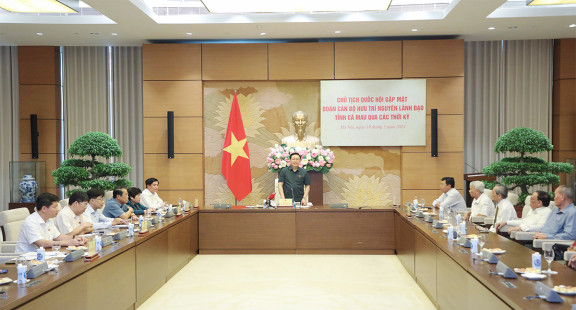 Chủ tịch Quốc hội Vương Đình Huệ gặp mặt nguyên lãnh đạo tỉnh Cà Mau