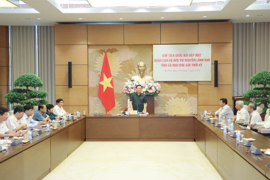 Chủ tịch Quốc hội Vương Đình Huệ gặp mặt nguyên lãnh đạo tỉnh Cà Mau