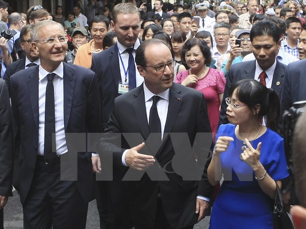 Báo chí Pháp đưa tin đậm nét về chuyến thăm Việt Nam của ông Hollande