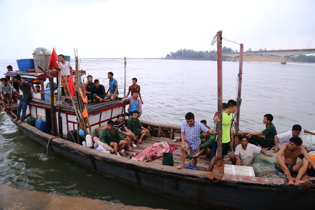 Quảng Trị: Kịp thời cứu người bị nạn vụ chìm tàu tại Cồn Cỏ