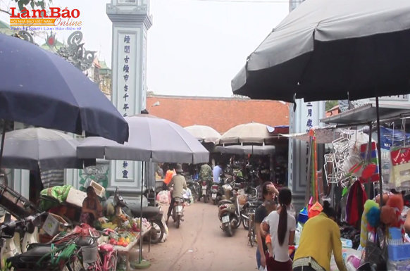 Tình trạng họp chợ trong đình làng Chuông, xã Phương Trung, Thanh Oai, Hà Nội