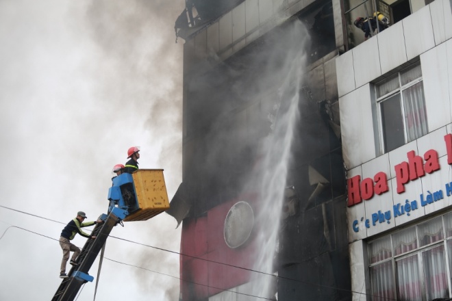 Siêu thị điện máy ở Hà Nội cháy dữ dội