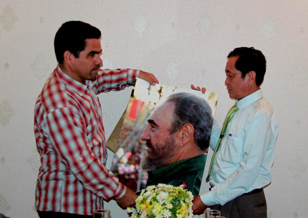 Xúc động nhận  tấm hình chân dung lãnh tụ Fidel Castro