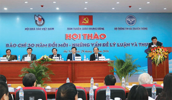 Nhìn từ lý luận đến thực tiễn