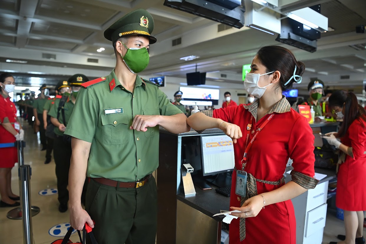 Vietjet tiếp tục đưa gần 1.000 cán bộ, chiến sĩ Công an vào các tỉnh phía Nam hỗ trợ chống dịch