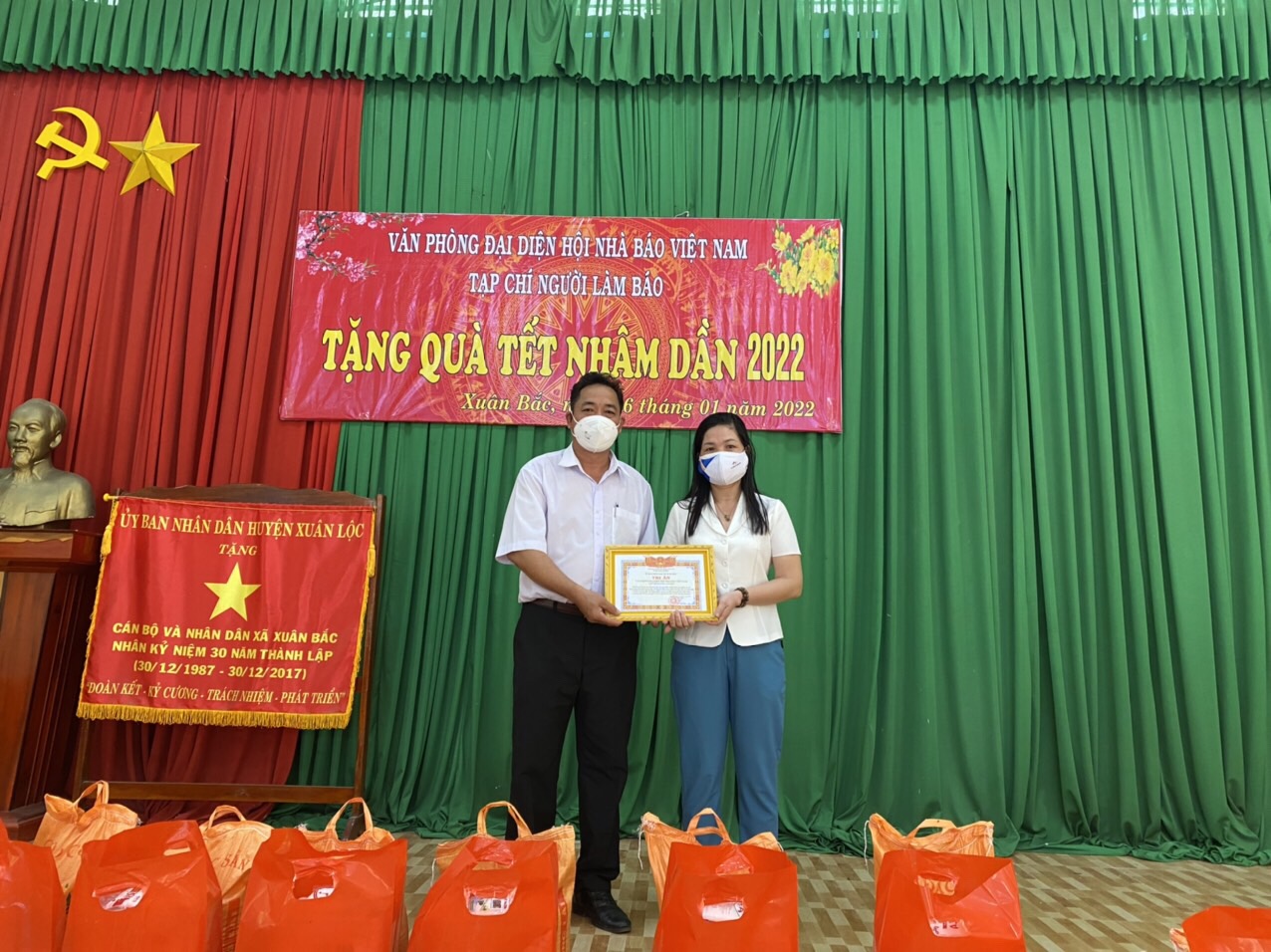 Tặng quà Tết cho các gia đình có hoàn cảnh khó khăn tại Đồng Nai và Bình Thuận