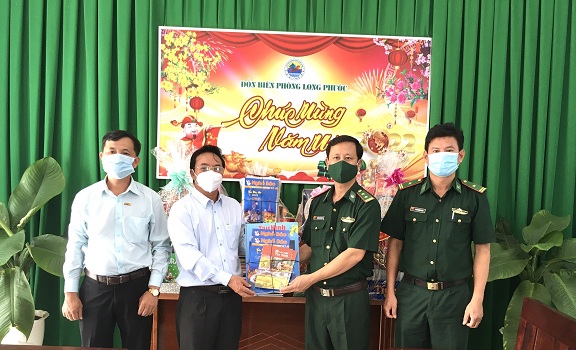Hội Nhà báo tỉnh Tây Ninh thăm, tặng quà cán bộ, chiến sĩ biên phòng