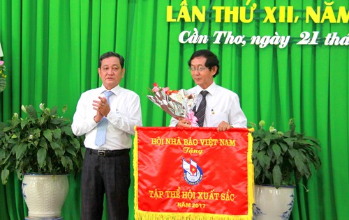 Hội Nhà báo Việt Nam: Tặng Cờ thi đua xuất sắc cho Hội Nhà báo TP Cần Thơ