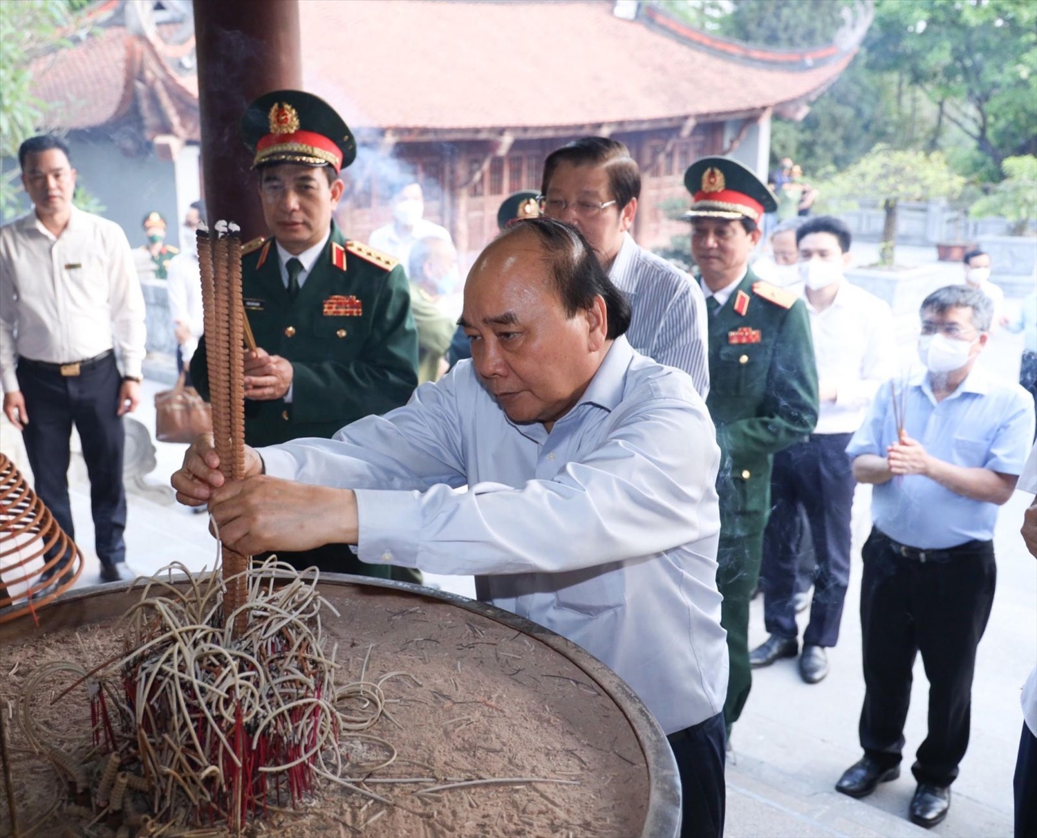 Chủ tịch nước Nguyễn Xuân Phúc dâng hương Tổ Mẫu và Quốc Tổ