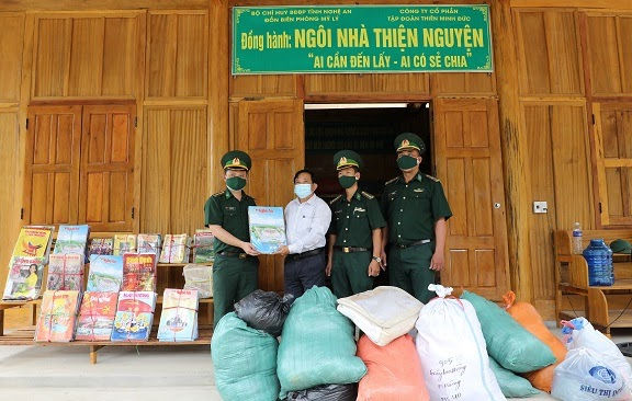 Tặng quà cho Đồn biên phòng và nhân dân vùng biên giới Tây Nghệ An