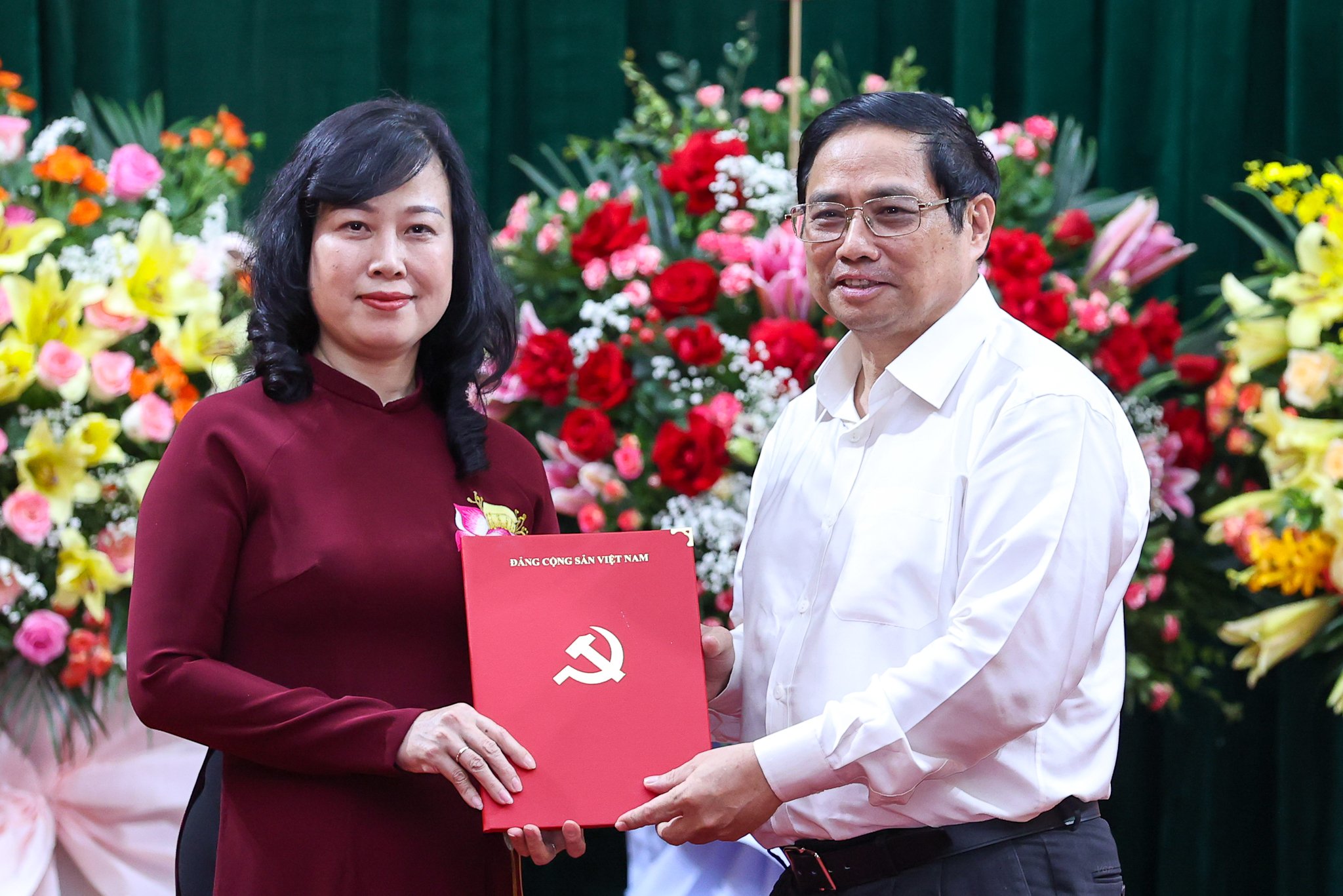Thủ tướng trao quyết định Quyền Bộ trưởng Bộ Y tế cho bà Đào Hồng Lan