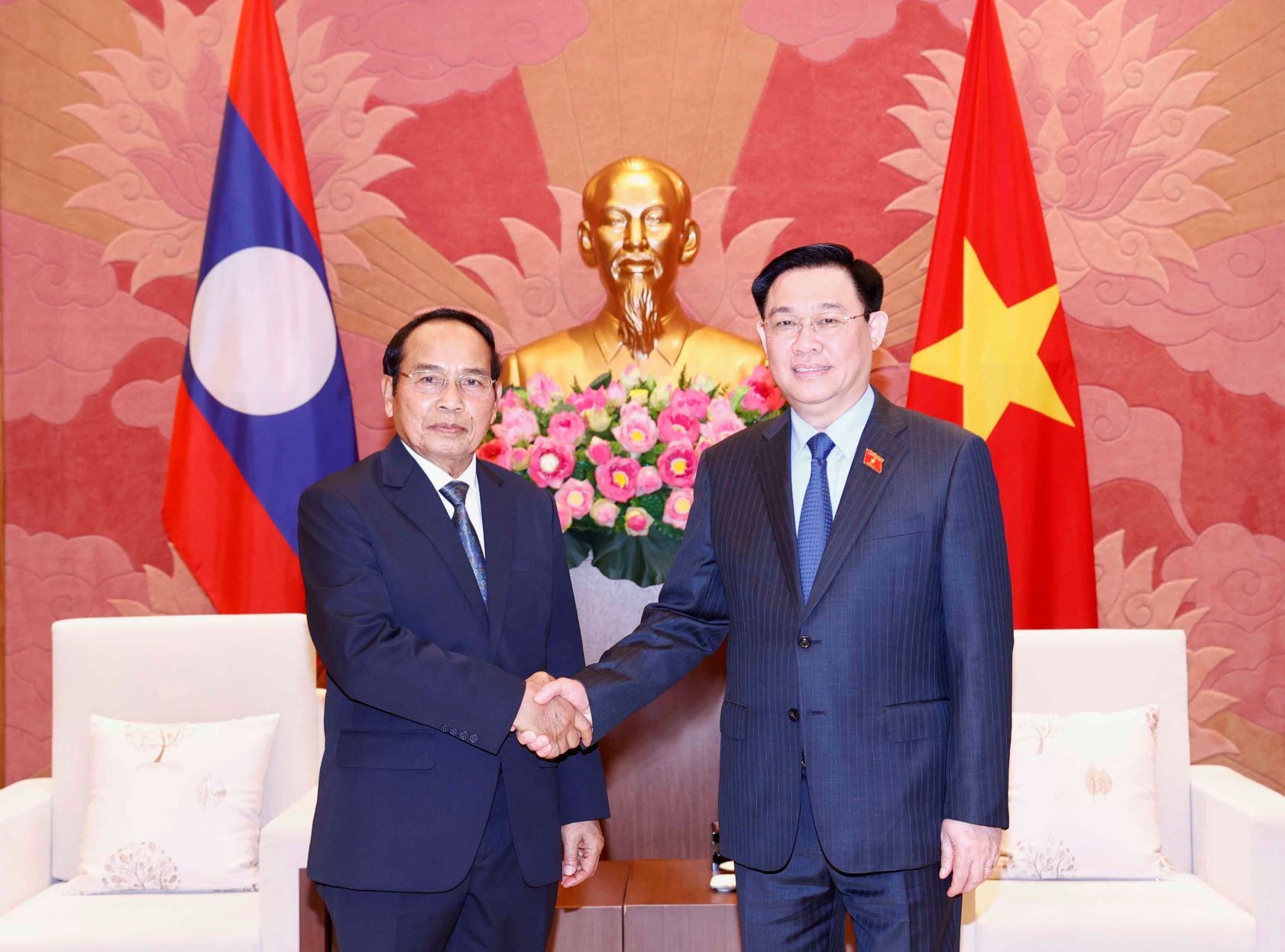 Chủ tịch Quốc hội Vương Đình Huệ tiếp Thường trực Ban Bí thư, Phó Chủ tịch Nước Lào