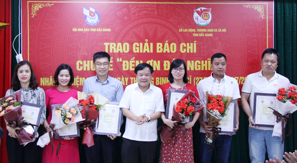 Bắc Giang: Trao giải báo chí về đề tài “Đền ơn đáp nghĩa”