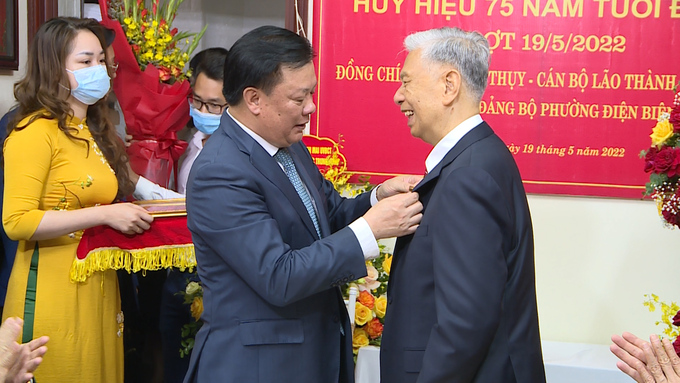 Nguyên Phó Chủ tịch Quốc hội Đặng Quân Thụy nhận Huy hiệu 75 năm tuổi Đảng