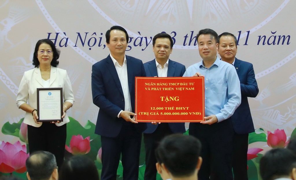 BIDV trao tặng hơn 12.000 thẻ BHYT cho người có hoàn cảnh khó khăn