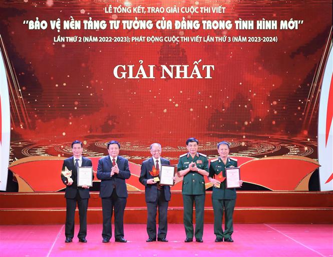 Trao giải Cuộc thi viết “Bảo vệ nền tảng tư tưởng của Đảng trong tình hình mới” lần thứ hai