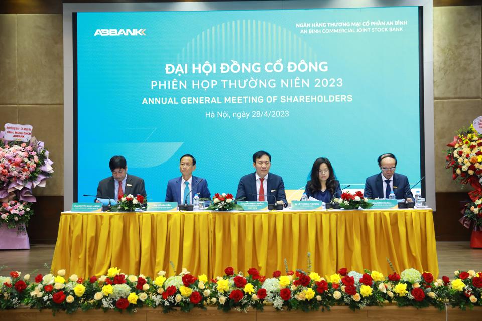 ABBANK ra mắt Hội đồng Quản trị nhiệm kỳ mới, đặt mục tiêu tăng trưởng gần 3.000 tỷ đồng