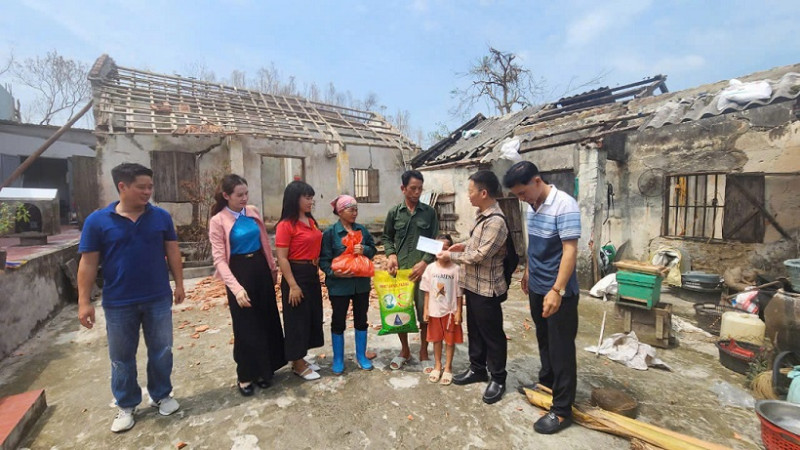 Tặng quà cho đồng bào vùng bão lũ tại các huyện Vân Đồn, Tiên Yên