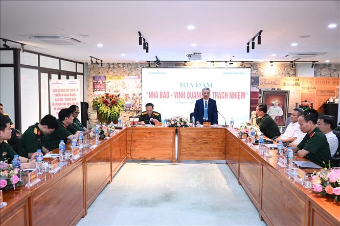 Nhà báo - Vinh quang và trách nhiệm