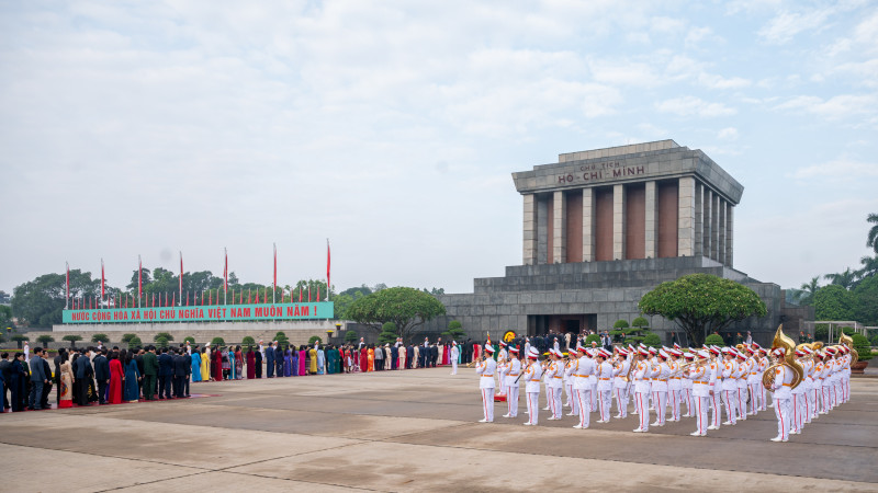 Đại biểu Quốc hội vào Lăng viếng Chủ tịch Hồ Chí Minh