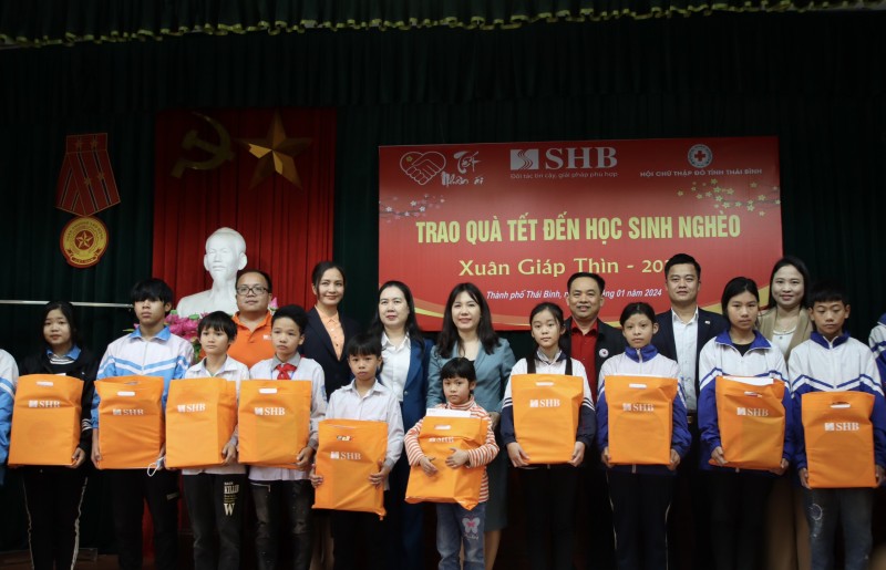 SHB mang Tết ấm đến với trẻ em nghèo vượt khó tỉnh Thái Bình