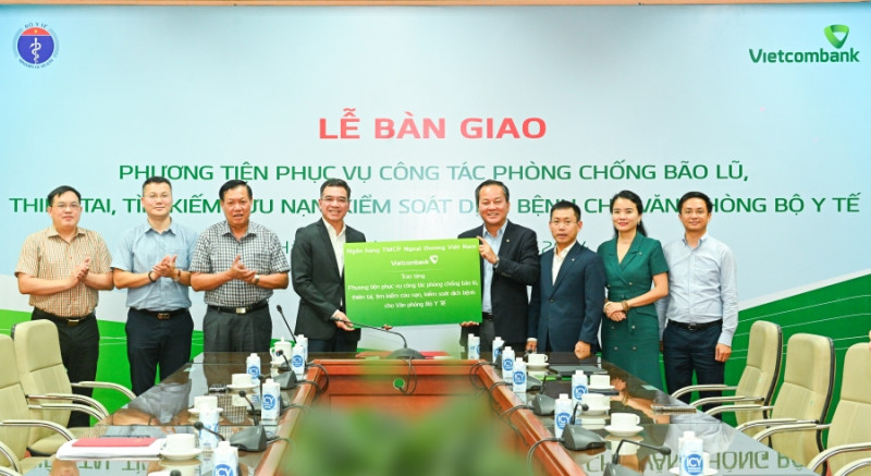 Vietcombank trao tặng gói an sinh xã hội trị giá 5 tỷ đồng cho Bộ Y tế