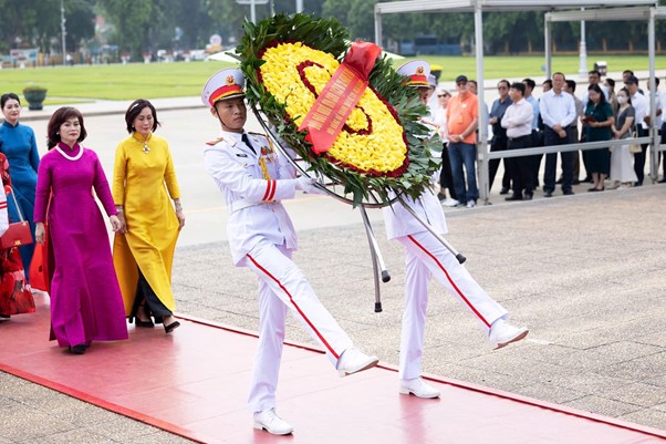 Hội đồng nữ doanh nhân Việt Nam - ASEAN báo công dâng Bác