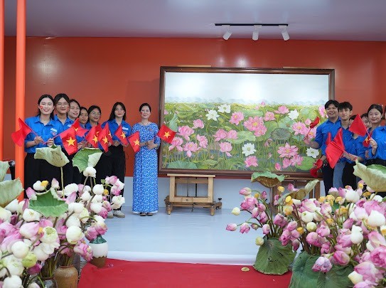 Lễ hội sen Hà Nội 2024 và bức tranh "Sen liên hoa tịnh cảnh"