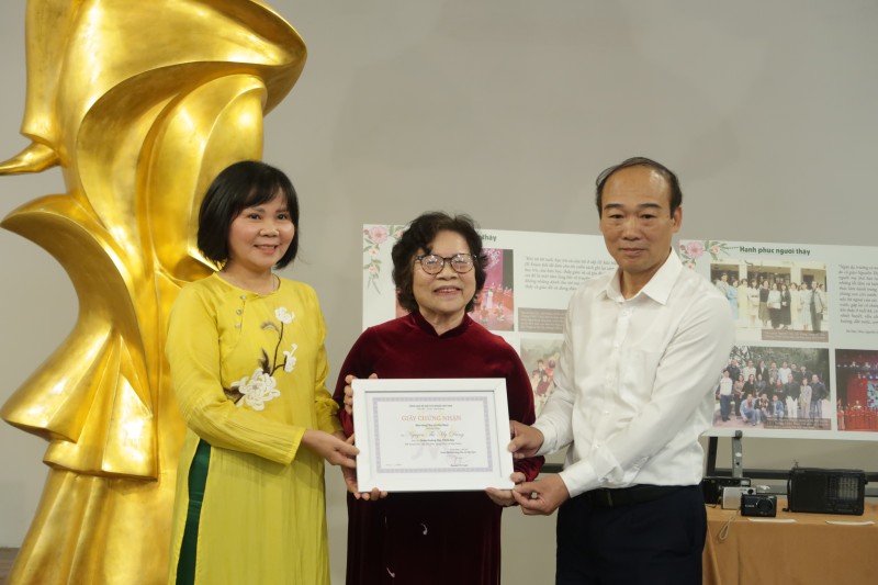 Bảo tàng Phụ nữ Việt Nam tiếp nhận gần 300 hiện vật của nhà giáo Nguyễn Thị Mỹ Dung