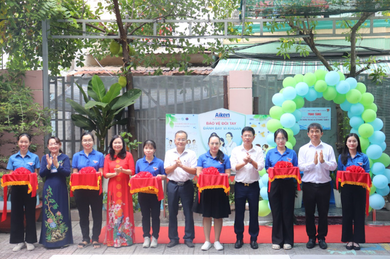 Công ty CPCN Phú Hòa Tân: Trao tặng trụ nước uống tại vòi cho các em học sinh Trường Tiểu học Âu Cơ