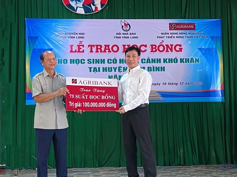 Trao học bổng cho học sinh dân tộc Khmer và hoàn cảnh khó khăn tại tỉnh Vĩnh Long