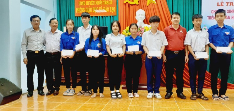 Đồng Nai: Trao học bổng cho 70 học sinh có hoàn cảnh khó khăn tại Nhơn Trạch