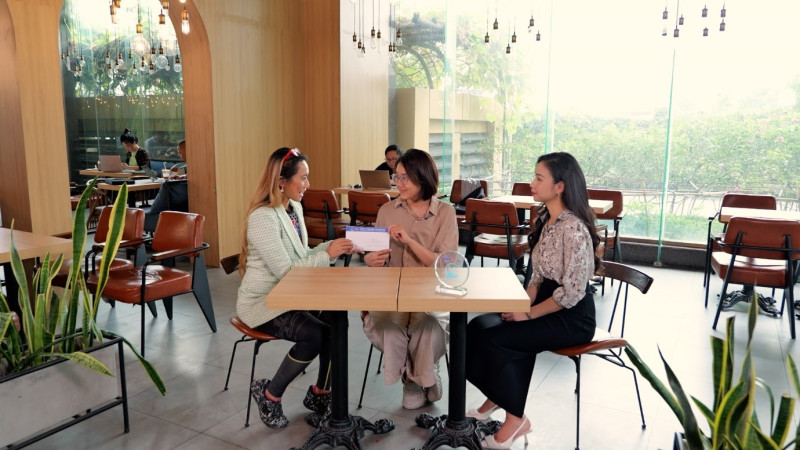 Cuộc gặp gỡ giữa thiên sứ văn hóa đọc với “bông hồng thép” của sức bền thế giới