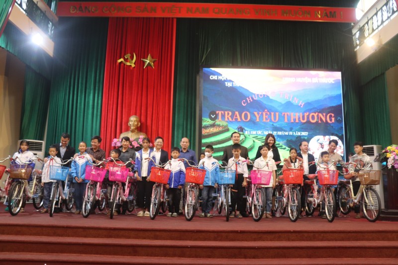 Chi hội nhà báo các cơ quan báo chí Trung ương tại Thanh Hóa trao quà cho học sinh huyện Bá Thước